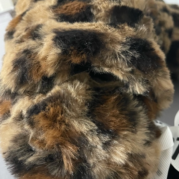 Steve Madden leopard print slippers and hat - Picture 5 of 8
